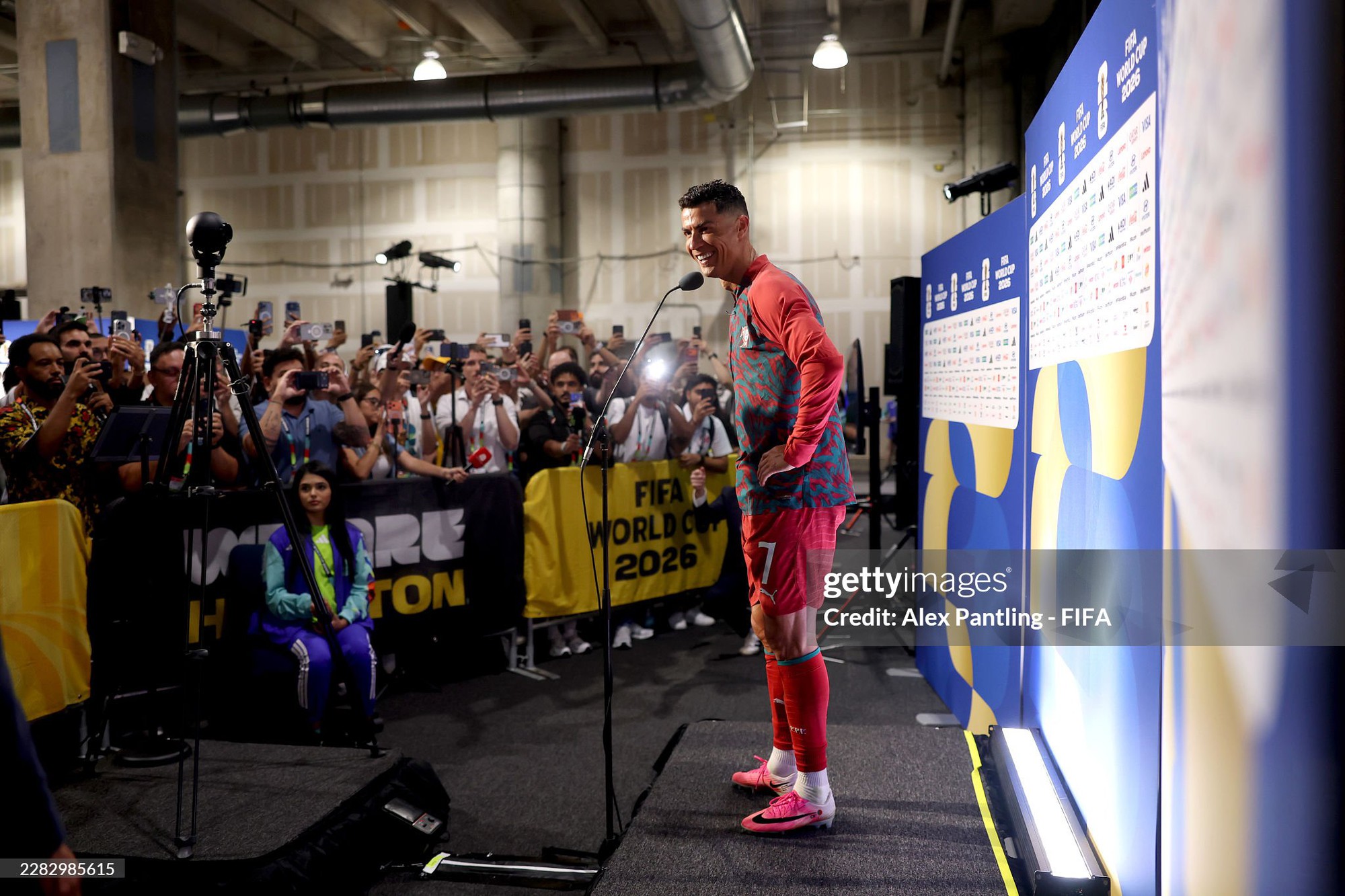 Phỏng vấn nóng Ronaldo sau khi lập kỷ lục lịch sử ở World Cup: Tuần qua thật đen tối, nhiều người nghĩ tôi nên giải nghệ, giờ tôi trở lại rồi!- Ảnh 2. Phỏng vấn nóng Ronaldo sau khi lập kỷ lục lịch sử ở World Cup: Tuần qua thật đen tối, nhiều người nghĩ tôi nên giải nghệ, giờ tôi trở lại rồi!- Ảnh 2.