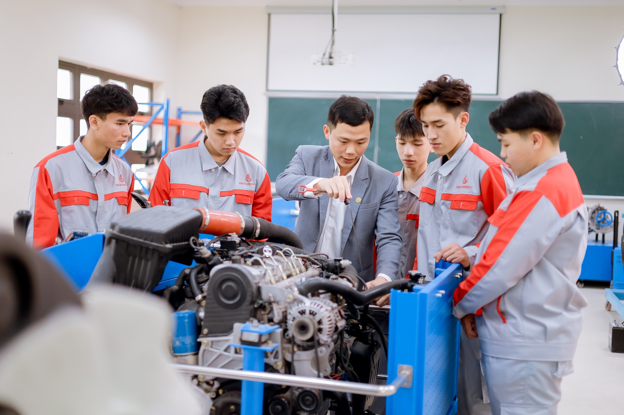 Sinh vi&ecirc;n YersinUni học c&ugrave;ng doanh nghiệp, trưởng th&agrave;nh từ trải nghiệm thực tế - Ảnh 2.
