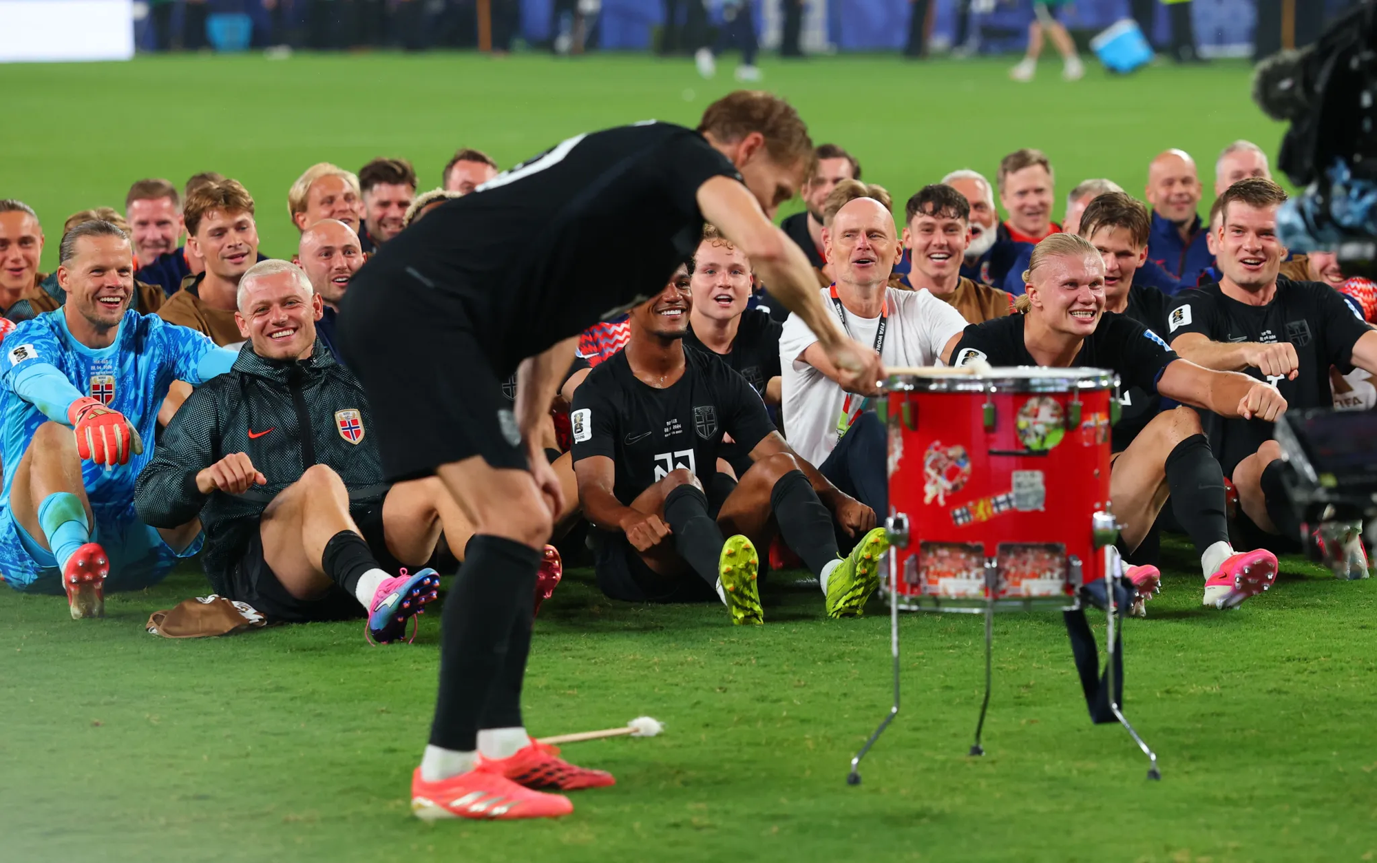 Nụ hôn triệu views ở World Cup 2026 ẩn chứa câu chuyện sinh tử: "Gia đình từng chuẩn bị tang lễ cho tôi"- Ảnh 4. Nụ hôn triệu views ở World Cup 2026 ẩn chứa câu chuyện sinh tử: "Gia đình từng chuẩn bị tang lễ cho tôi"- Ảnh 4.