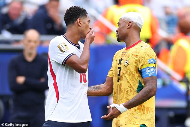 Truyền th&ocirc;ng quốc tế tố World Cup 'ti&ecirc;u chuẩn k&eacute;p" khi Jude Bellingham kh&ocirc;ng bị thẻ đỏ d&ugrave; che miệng đấu khẩu với đối thủ- Ảnh 1.