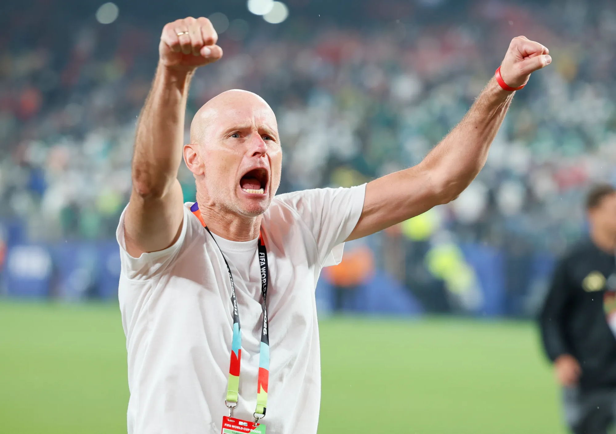 Nụ hôn triệu views ở World Cup 2026 ẩn chứa câu chuyện sinh tử: "Gia đình từng chuẩn bị tang lễ cho tôi"- Ảnh 3. Nụ hôn triệu views ở World Cup 2026 ẩn chứa câu chuyện sinh tử: "Gia đình từng chuẩn bị tang lễ cho tôi"- Ảnh 3.