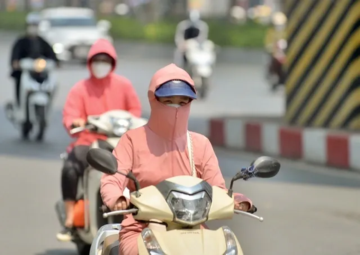 Nắng n&oacute;ng tr&ecirc;n 40 độ C, uống nước thế n&agrave;o để kh&ocirc;ng bị sốc nhiệt? - Ảnh 1.