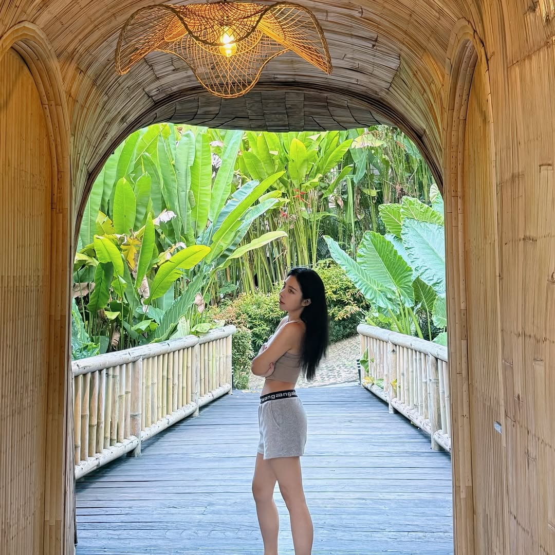 Tiếp vi&ecirc;n h&agrave;ng kh&ocirc;ng đổi đời nhờ đưa khăn giấy cho h&agrave;nh kh&aacute;ch lau nước mắt: 10 năm sau gi&agrave;u đến mức ở resort như ở nh&agrave; - Ảnh 10.