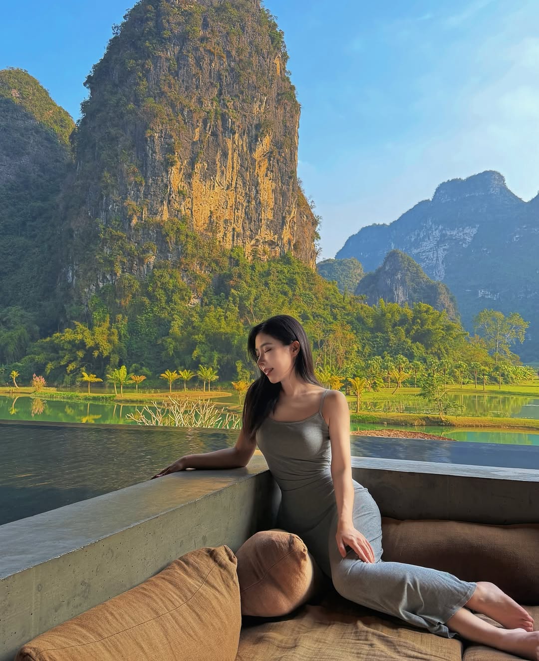 Tiếp vi&ecirc;n h&agrave;ng kh&ocirc;ng đổi đời nhờ đưa khăn giấy cho h&agrave;nh kh&aacute;ch lau nước mắt: 10 năm sau gi&agrave;u đến mức ở resort như ở nh&agrave; - Ảnh 12.