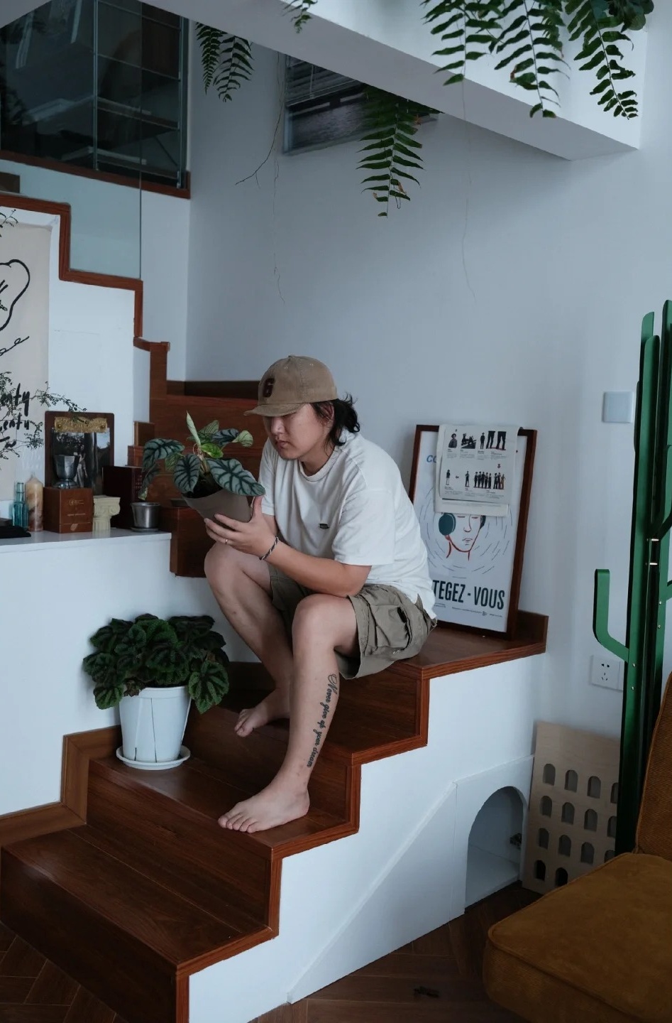 Căn hộ 35m2 c&oacute; g&aacute;c x&eacute;p của ch&agrave;ng trai 37 tuổi m&ecirc; trồng c&acirc;y, đang sống c&ugrave;ng hai ch&uacute; m&egrave;o - Ảnh 1.