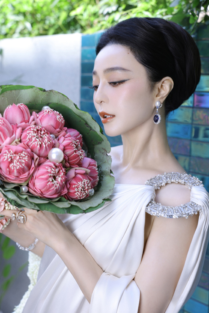Phạm Băng Băng sang Th&aacute;i Lan b&aacute;n mặt nạ ở hội chợ, visual cam thường zoom đến đ&acirc;u hết hồn đến đ&oacute;- Ảnh 12.