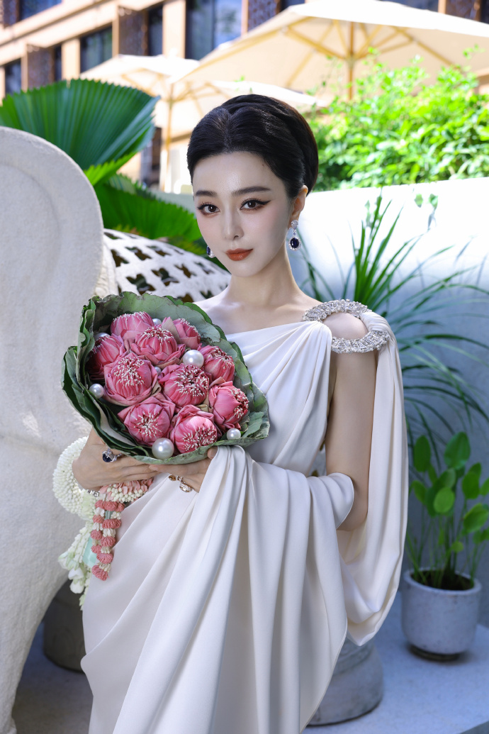 Phạm Băng Băng sang Th&aacute;i Lan b&aacute;n mặt nạ ở hội chợ, visual cam thường zoom đến đ&acirc;u hết hồn đến đ&oacute;- Ảnh 11.