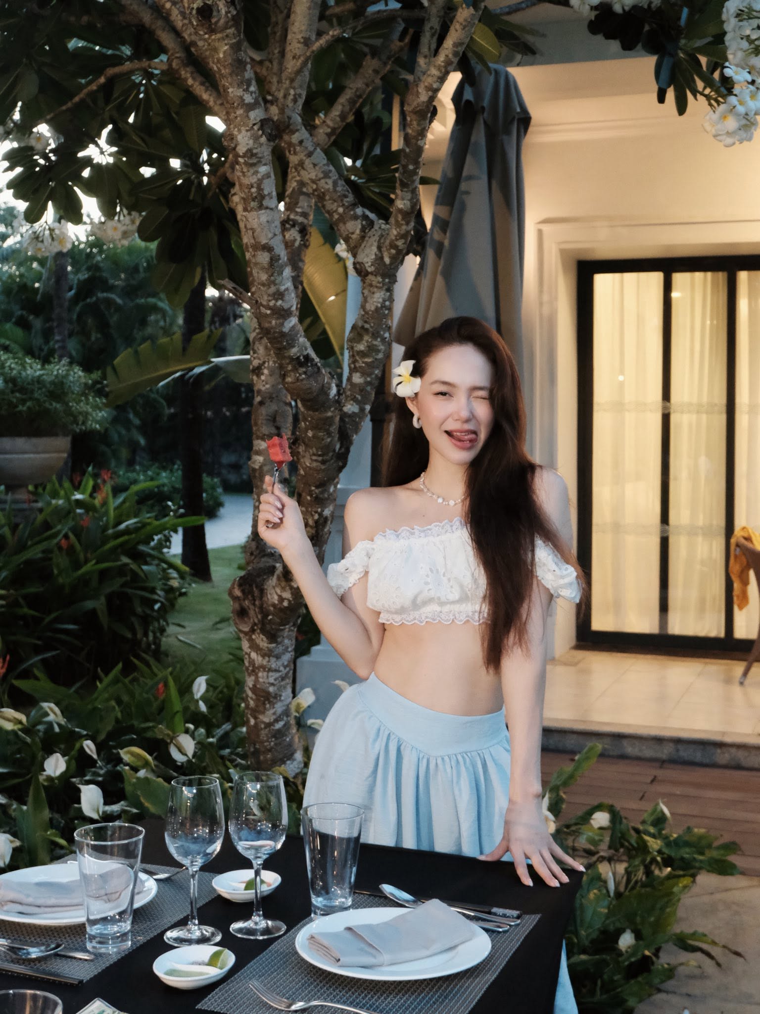 Nhan sắc n&oacute;ng bỏng của nữ nghệ sĩ sinh con trai cho đại gia dệt may- Ảnh 2.