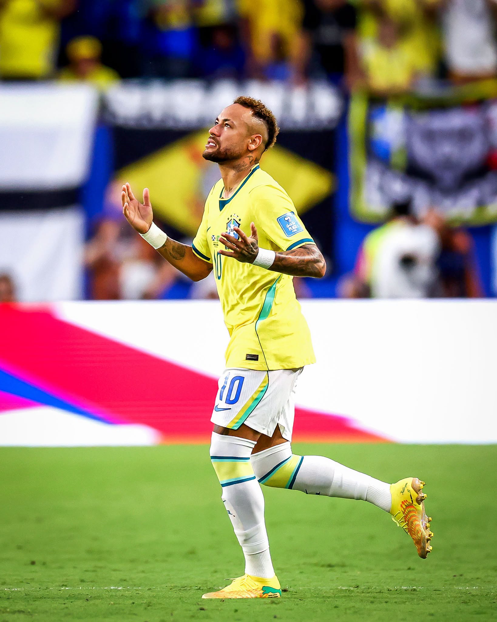 Neymar bật kh&oacute;c!- Ảnh 1.