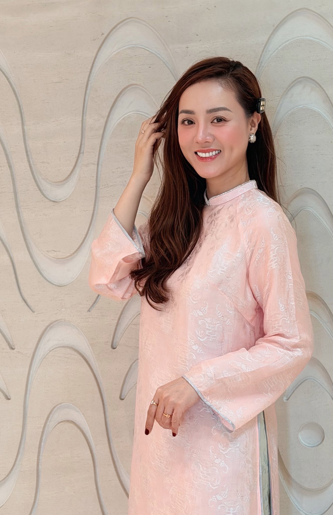 Vợ NS C&ocirc;ng L&yacute;: "T&ocirc;i ngh&egrave;o v&agrave; qu&ecirc; m&ugrave;a lắm"- Ảnh 3.