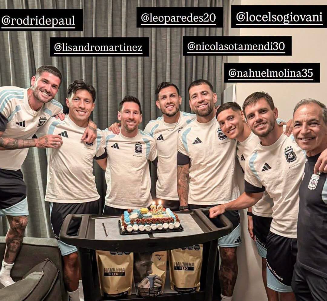 Messi bất ngờ bị "đ&aacute;nh &uacute;p"- Ảnh 1.