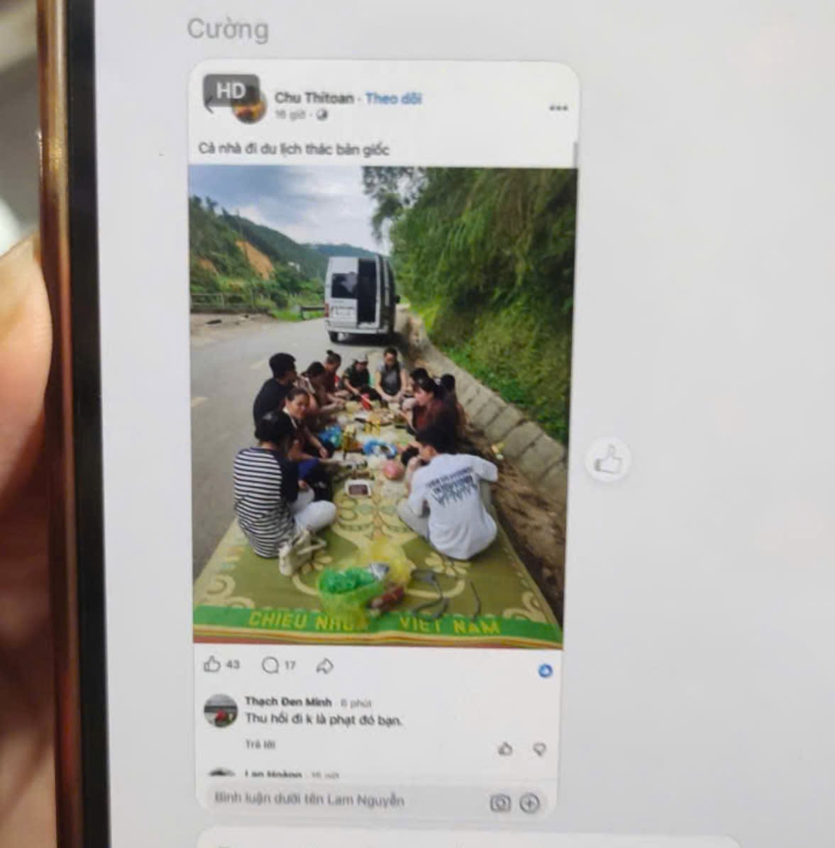 Du kh&aacute;ch trải chiếu ngồi ăn uống dưới l&ograve;ng đường ở th&aacute;c Bản Giốc, rồi đăng facebook khoe: Đ&atilde; bị xử l&yacute;- Ảnh 1.