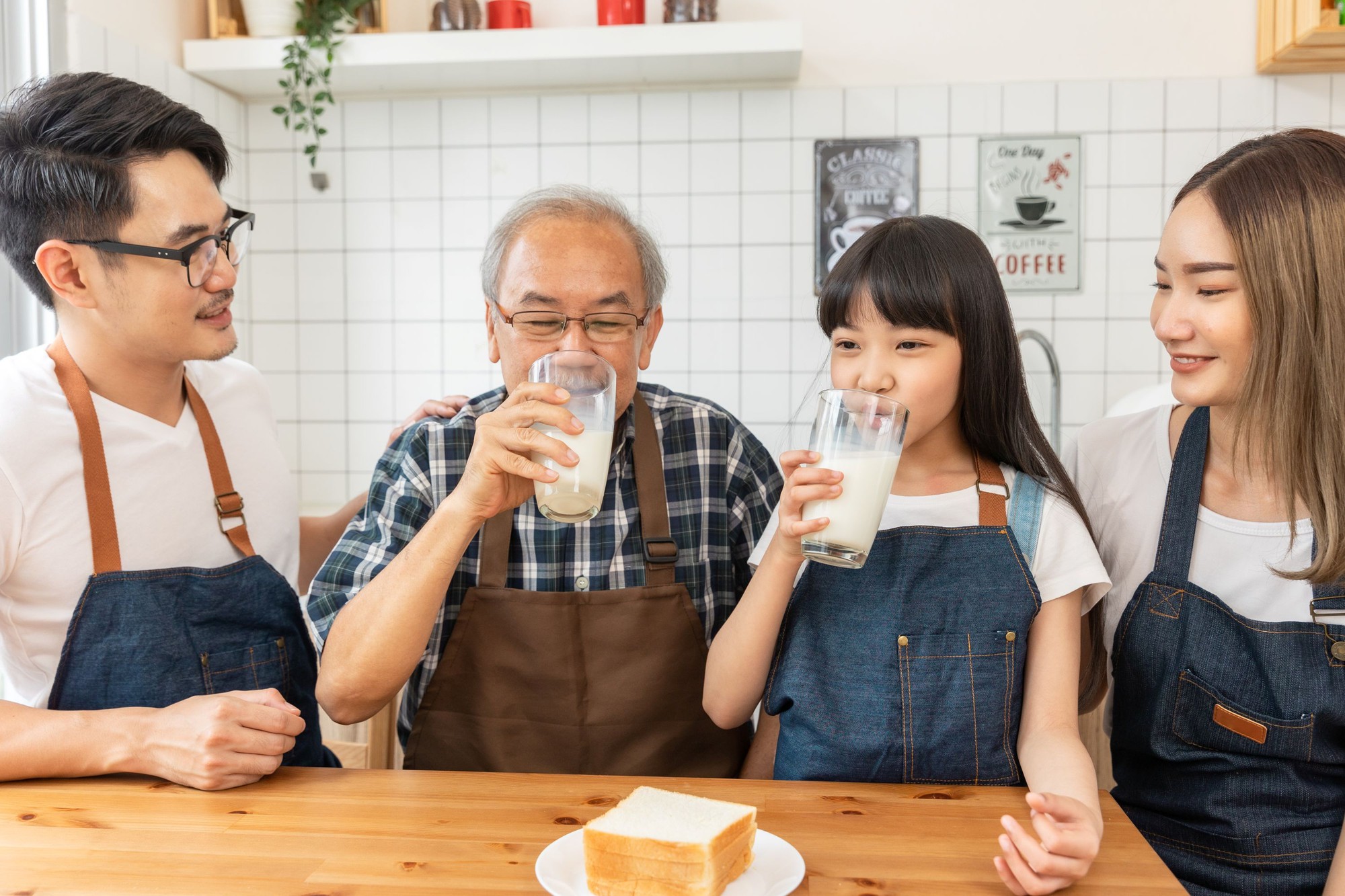 Mỗi th&agrave;nh vi&ecirc;n một nhịp sống, mẹ l&agrave;m sao để bổ sung canxi cho cả nh&agrave;? - Ảnh 1.