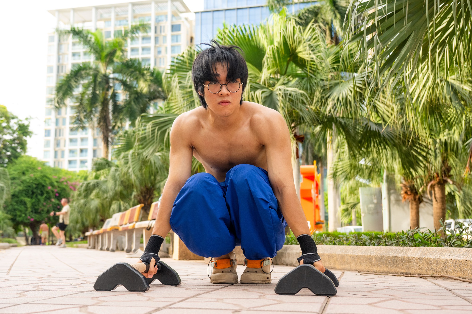 Cảnh tượng kh&oacute; tin giữa "chảo lửa" H&agrave; Nội: Thiền dưới nắng, chạy bộ trong nền nhiệt gần 40 độ C- Ảnh 12.