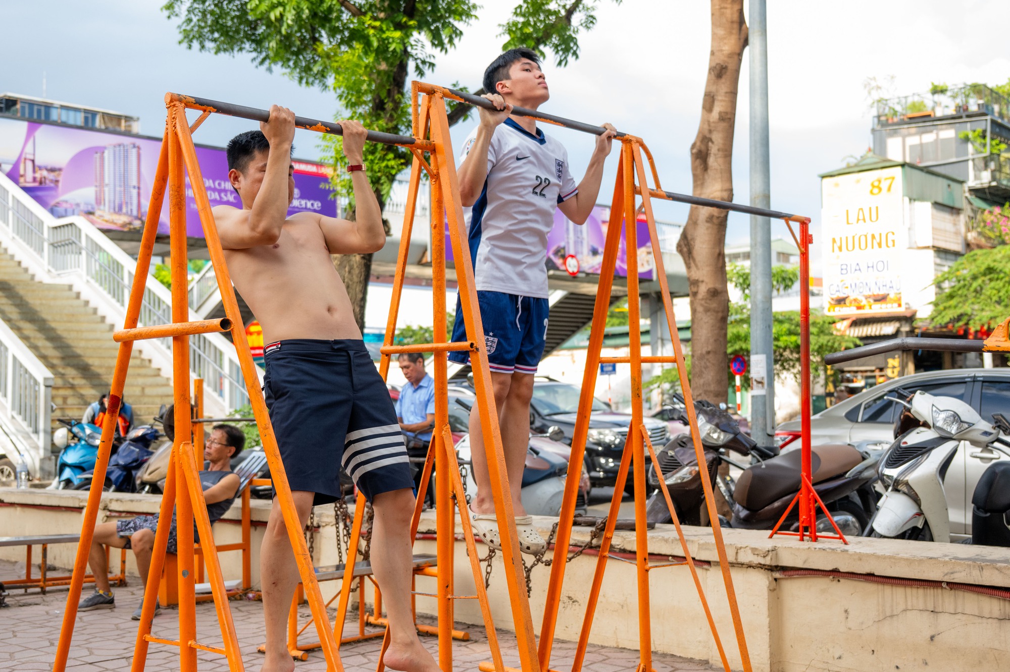 Cảnh tượng kh&oacute; tin giữa "chảo lửa" H&agrave; Nội: Thiền dưới nắng, chạy bộ trong nền nhiệt gần 40 độ C- Ảnh 8.
