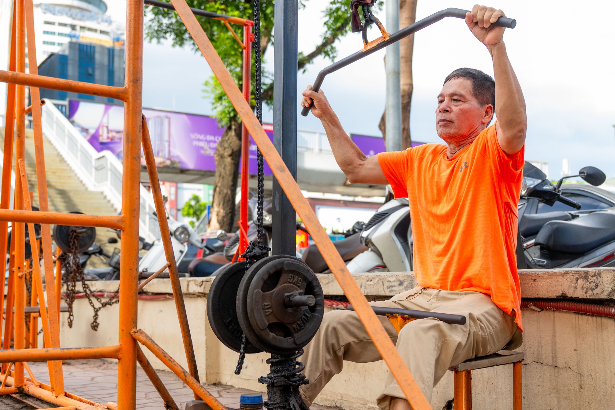 Cảnh tượng kh&oacute; tin giữa "chảo lửa" H&agrave; Nội: Thiền dưới nắng, chạy bộ trong nền nhiệt gần 40 độ C- Ảnh 9.