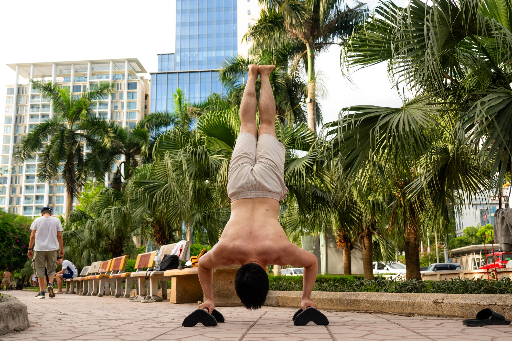 Cảnh tượng kh&oacute; tin giữa "chảo lửa" H&agrave; Nội: Thiền dưới nắng, chạy bộ trong nền nhiệt gần 40 độ C- Ảnh 13.