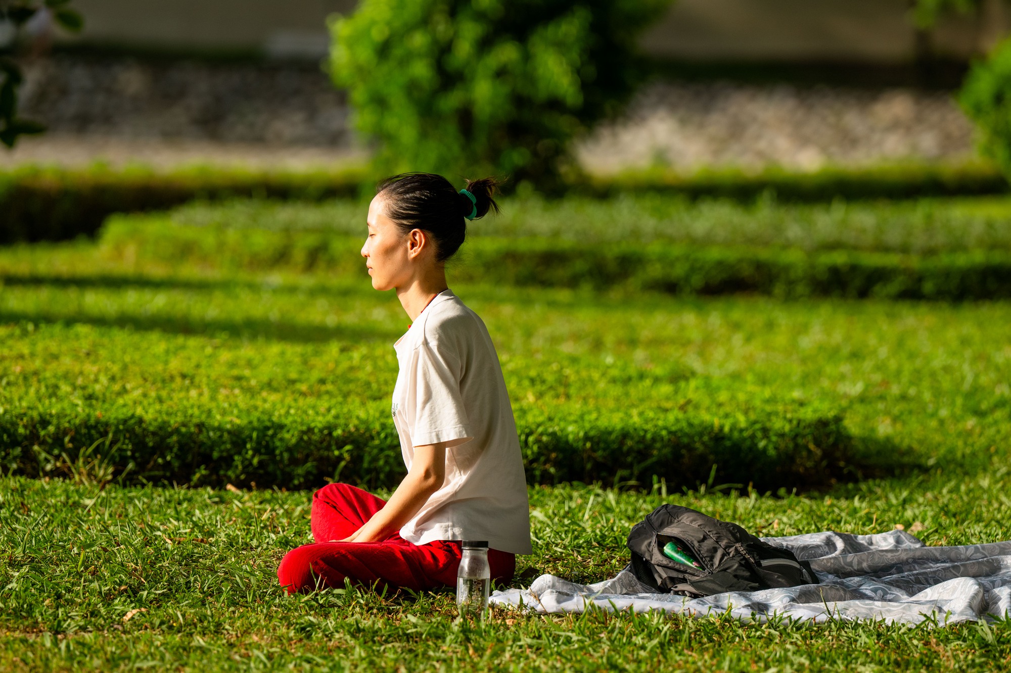 Cảnh tượng kh&oacute; tin giữa "chảo lửa" H&agrave; Nội: Thiền dưới nắng, chạy bộ trong nền nhiệt gần 40 độ C- Ảnh 1.
