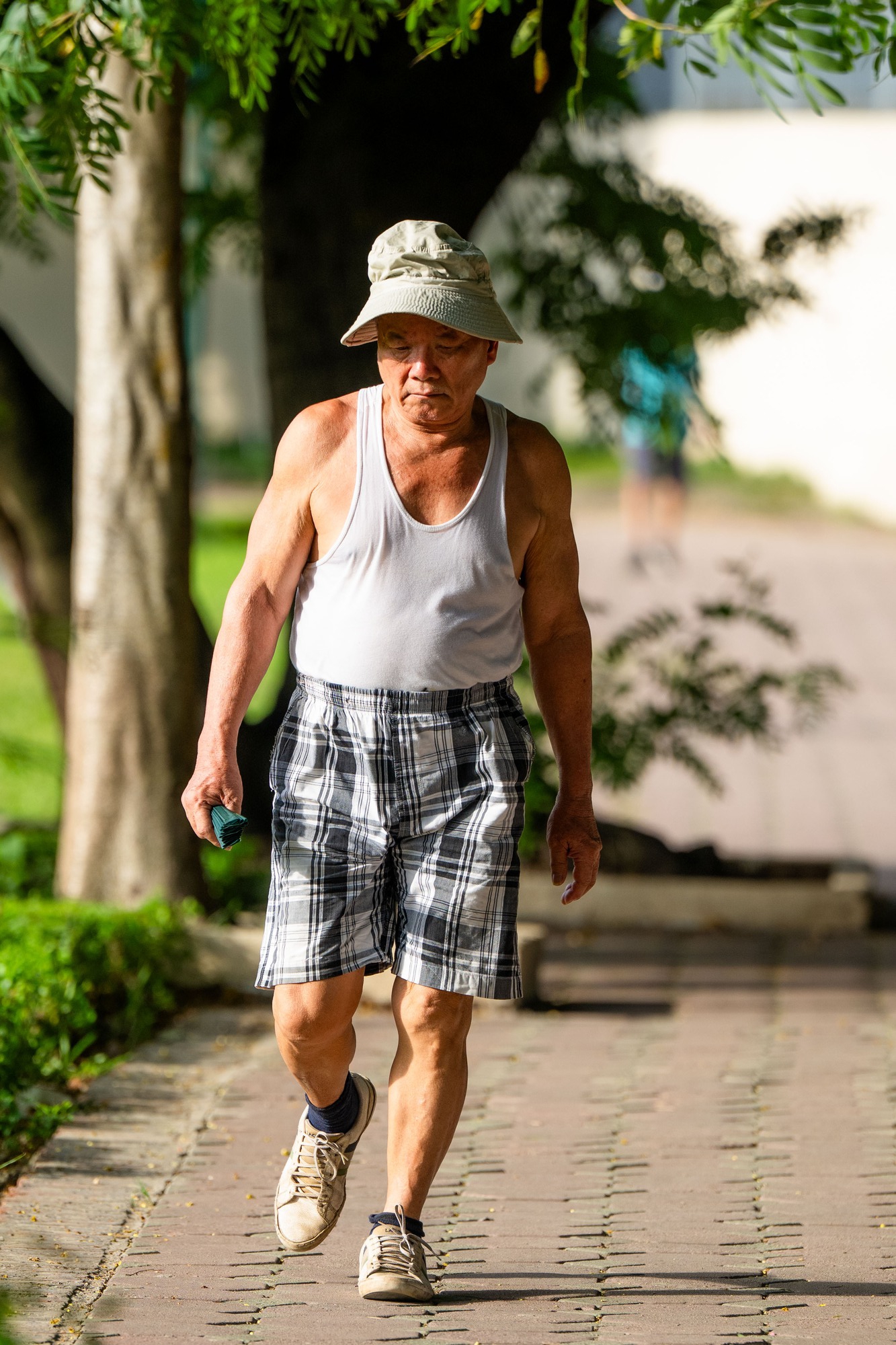 Cảnh tượng kh&oacute; tin giữa "chảo lửa" H&agrave; Nội: Thiền dưới nắng, chạy bộ trong nền nhiệt gần 40 độ C- Ảnh 2.