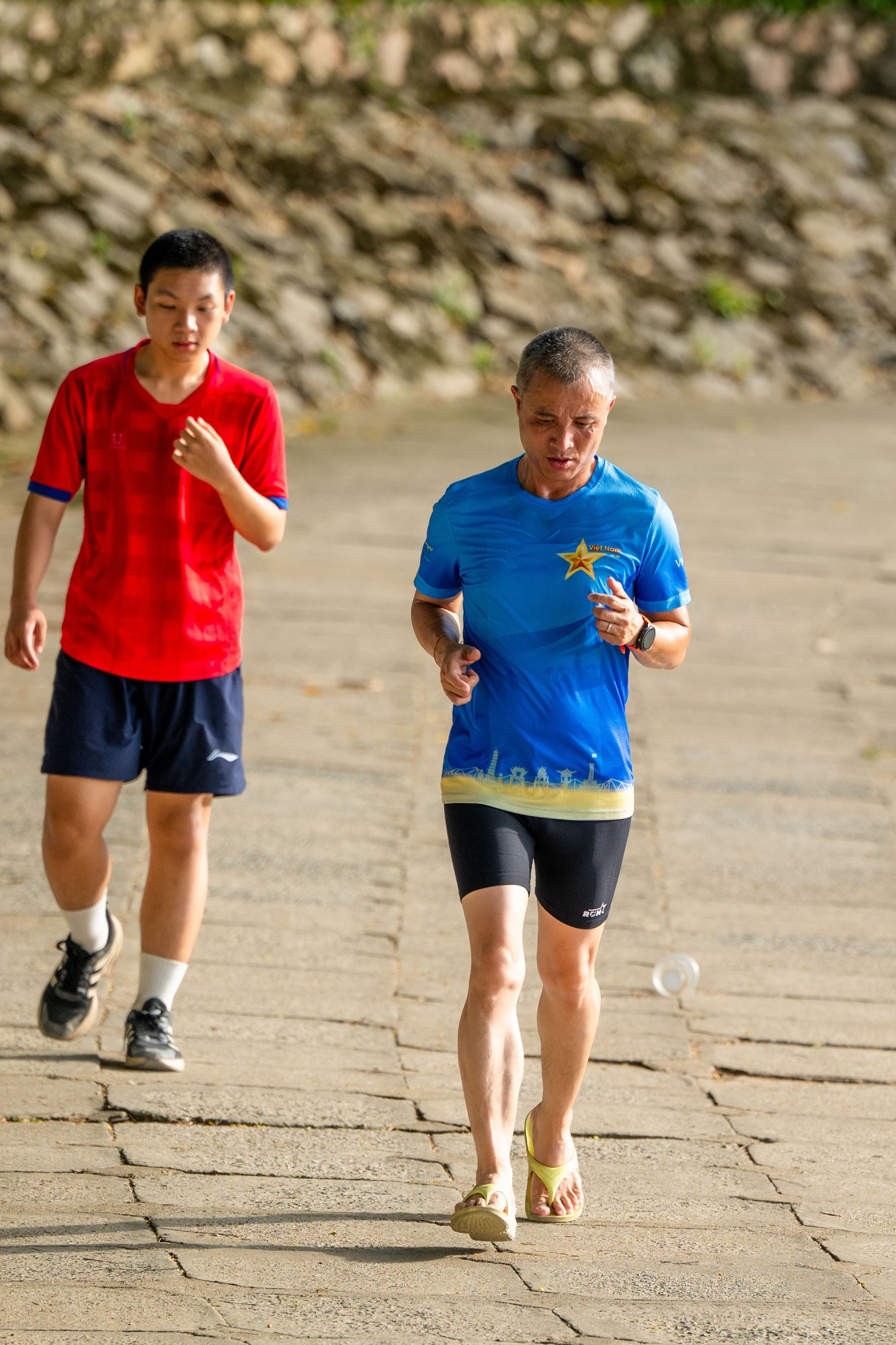 Cảnh tượng kh&oacute; tin giữa "chảo lửa" H&agrave; Nội: Thiền dưới nắng, chạy bộ trong nền nhiệt gần 40 độ C- Ảnh 3.