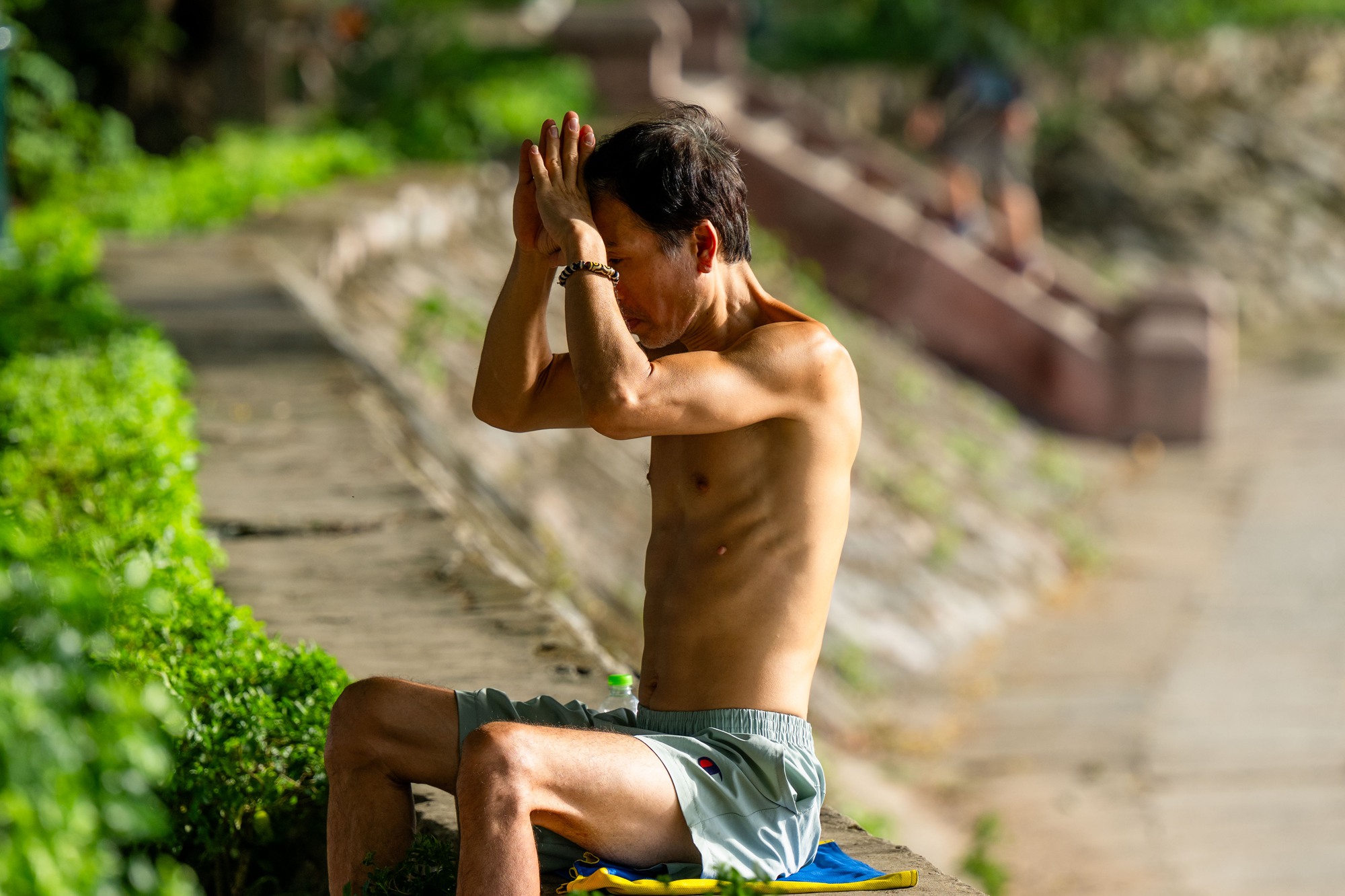 Cảnh tượng kh&oacute; tin giữa "chảo lửa" H&agrave; Nội: Thiền dưới nắng, chạy bộ trong nền nhiệt gần 40 độ C- Ảnh 5.