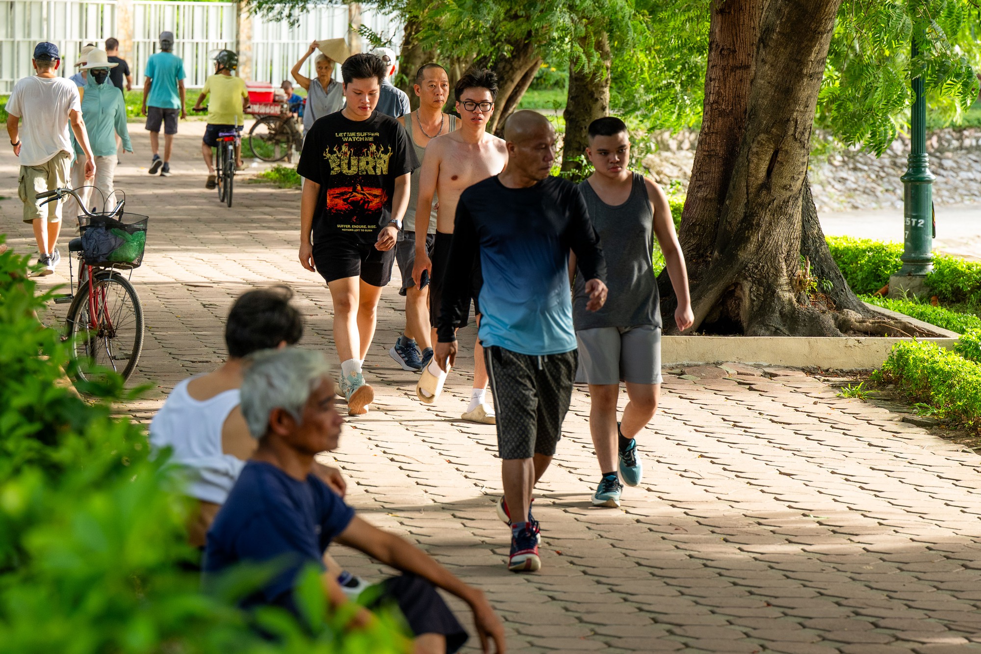 Cảnh tượng kh&oacute; tin giữa "chảo lửa" H&agrave; Nội: Thiền dưới nắng, chạy bộ trong nền nhiệt gần 40 độ C- Ảnh 6.