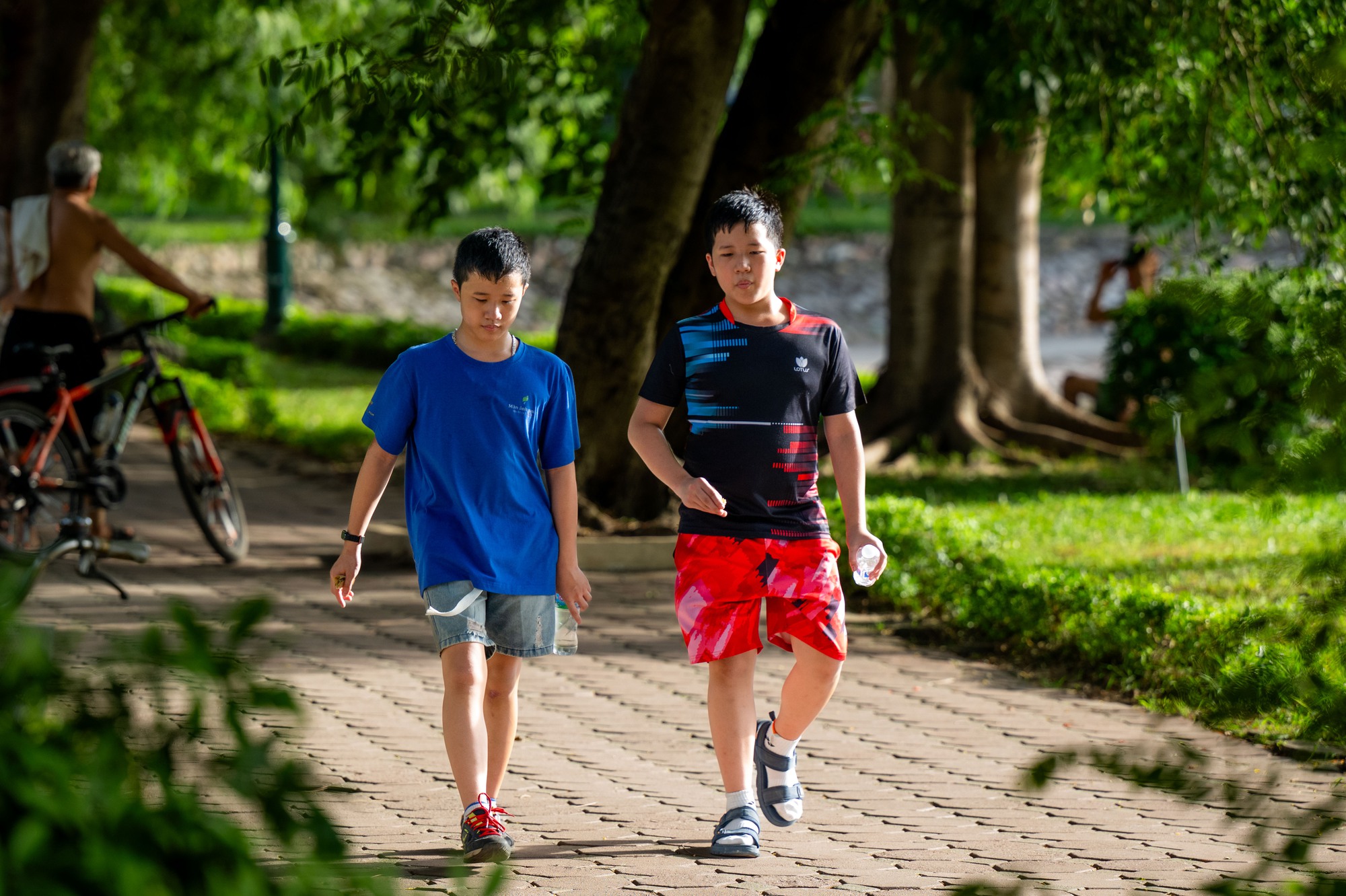 Cảnh tượng kh&oacute; tin giữa "chảo lửa" H&agrave; Nội: Thiền dưới nắng, chạy bộ trong nền nhiệt gần 40 độ C- Ảnh 7.