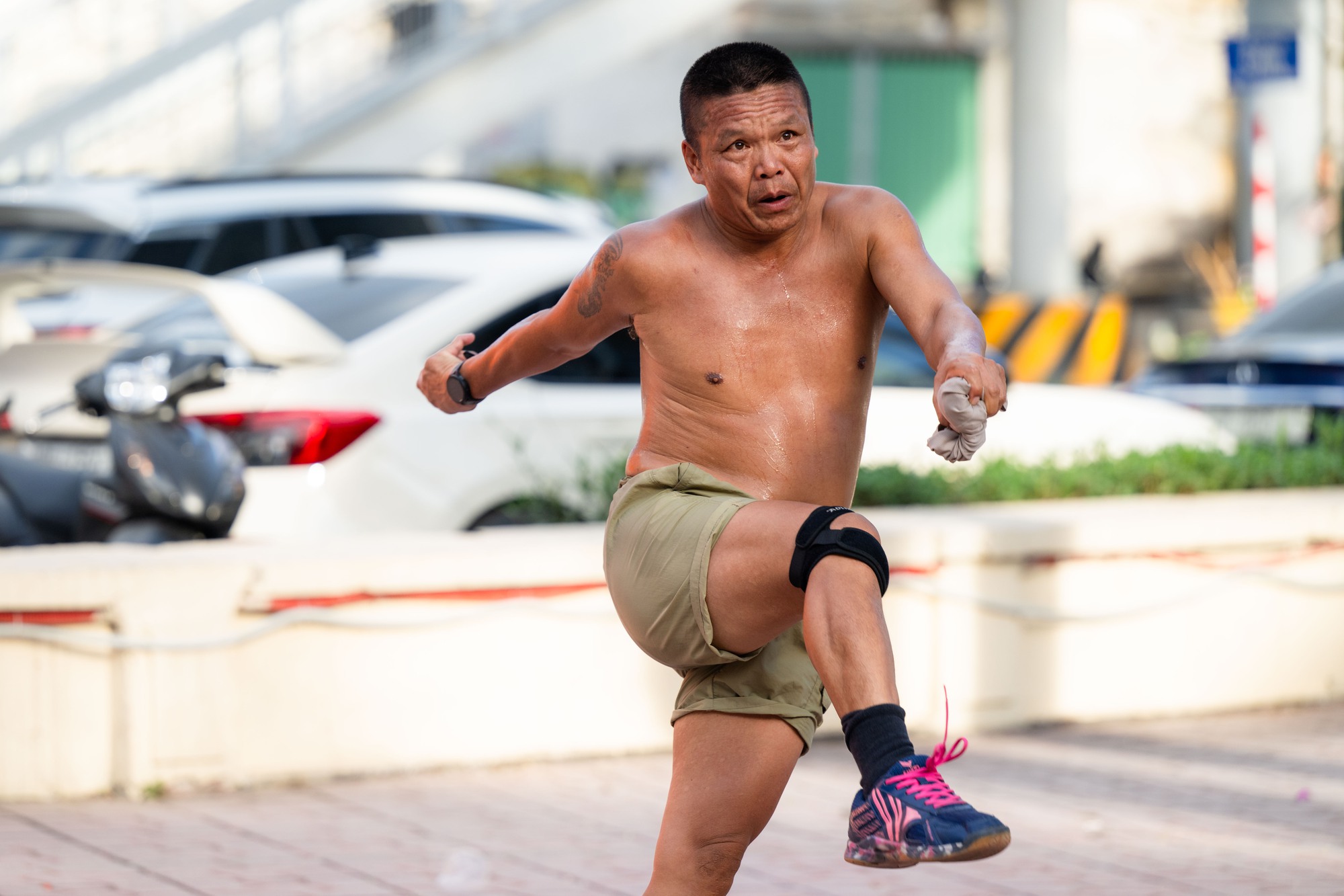 Cảnh tượng kh&oacute; tin giữa "chảo lửa" H&agrave; Nội: Thiền dưới nắng, chạy bộ trong nền nhiệt gần 40 độ C- Ảnh 14.
