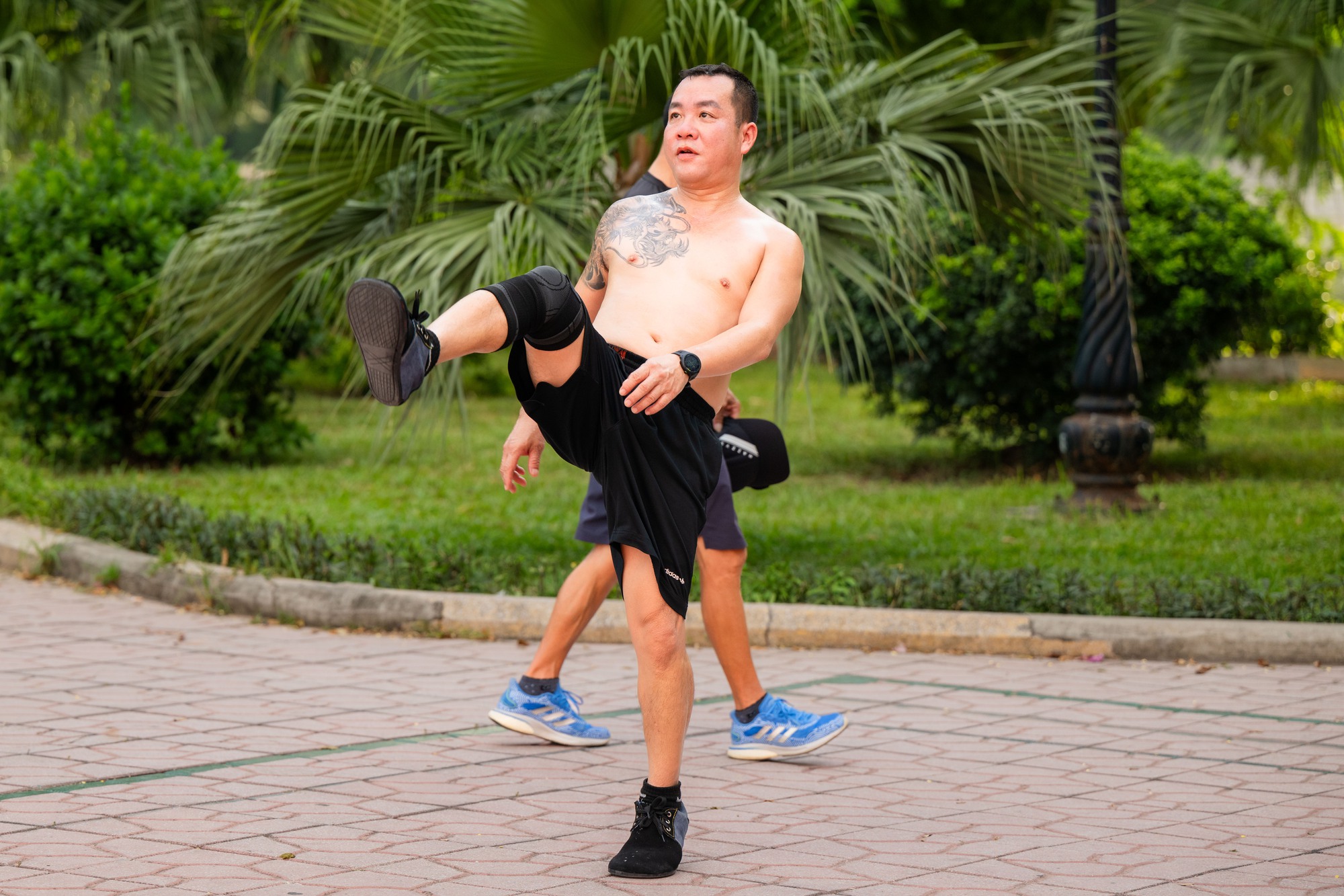 Cảnh tượng kh&oacute; tin giữa "chảo lửa" H&agrave; Nội: Thiền dưới nắng, chạy bộ trong nền nhiệt gần 40 độ C- Ảnh 11.