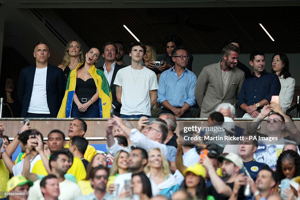 Kh&aacute;n đ&agrave;i hot nhất World Cup: Beckham diện vest phong độ, "người ngo&agrave;i h&agrave;nh tinh" Ronaldo, huyền thoại Ronaldinho c&ugrave;ng hội ngộ- Ảnh 3.