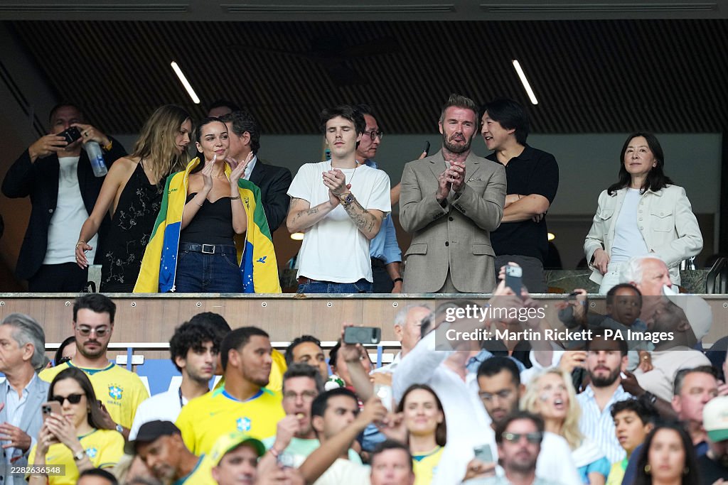 Kh&aacute;n đ&agrave;i hot nhất World Cup: Beckham diện vest phong độ, "người ngo&agrave;i h&agrave;nh tinh" Ronaldo, huyền thoại Ronaldinho c&ugrave;ng hội ngộ- Ảnh 2.