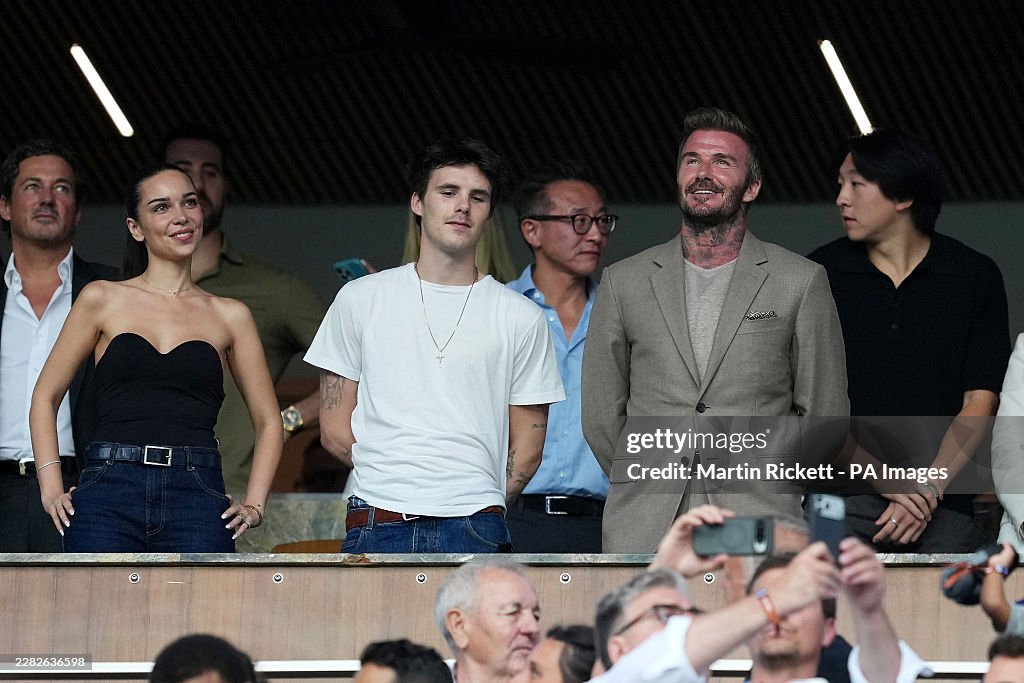 Kh&aacute;n đ&agrave;i hot nhất World Cup: Beckham diện vest phong độ, "người ngo&agrave;i h&agrave;nh tinh" Ronaldo, huyền thoại Ronaldinho c&ugrave;ng hội ngộ- Ảnh 1.