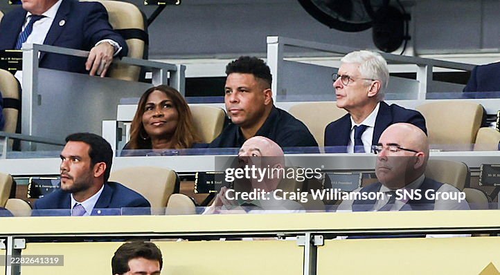Kh&aacute;n đ&agrave;i hot nhất World Cup: Beckham diện vest phong độ, "người ngo&agrave;i h&agrave;nh tinh" Ronaldo, huyền thoại Ronaldinho c&ugrave;ng hội ngộ- Ảnh 5.