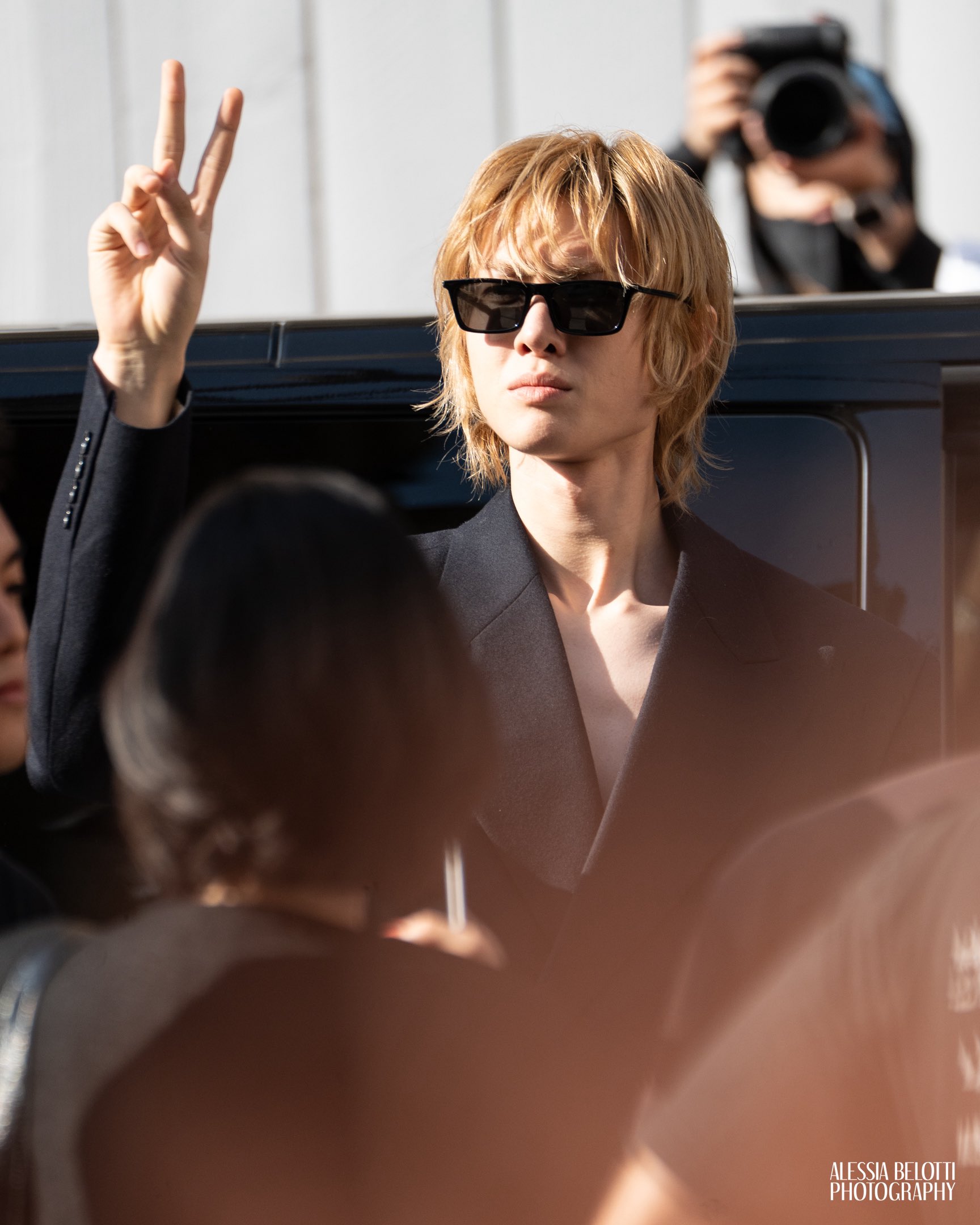 Paris nắng n&oacute;ng nhất lịch sử biến show Dior th&agrave;nh "l&ograve; b&aacute;t qu&aacute;i", d&agrave;n mỹ nam ngồi xem khổ kh&ocirc;ng ai bằng- Ảnh 7.