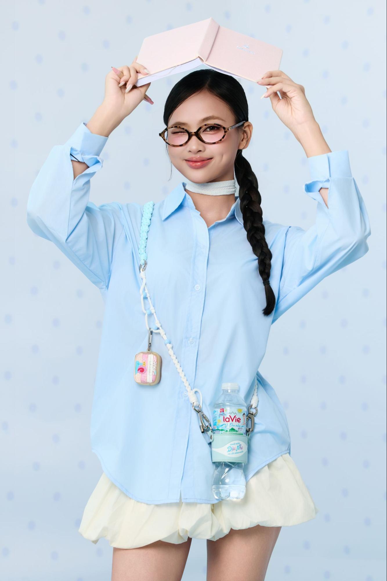 Hội m&ecirc; l&agrave;m đẹp nay h&ocirc; biến chai nước th&agrave;nh m&oacute;n &ldquo;beauty charm&rdquo; thời thượng, match với mọi style- Ảnh 4.
