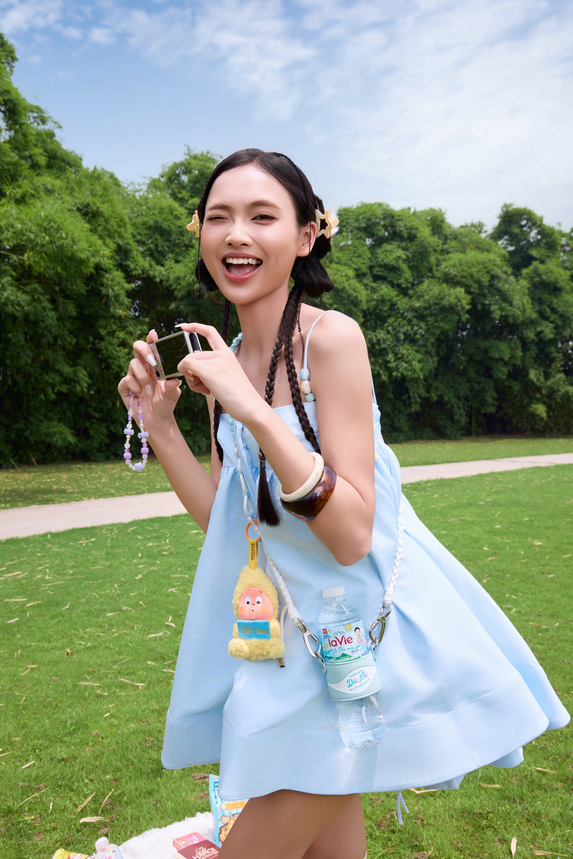 Hội m&ecirc; l&agrave;m đẹp nay h&ocirc; biến chai nước th&agrave;nh m&oacute;n &ldquo;beauty charm&rdquo; thời thượng, match với mọi style- Ảnh 1.