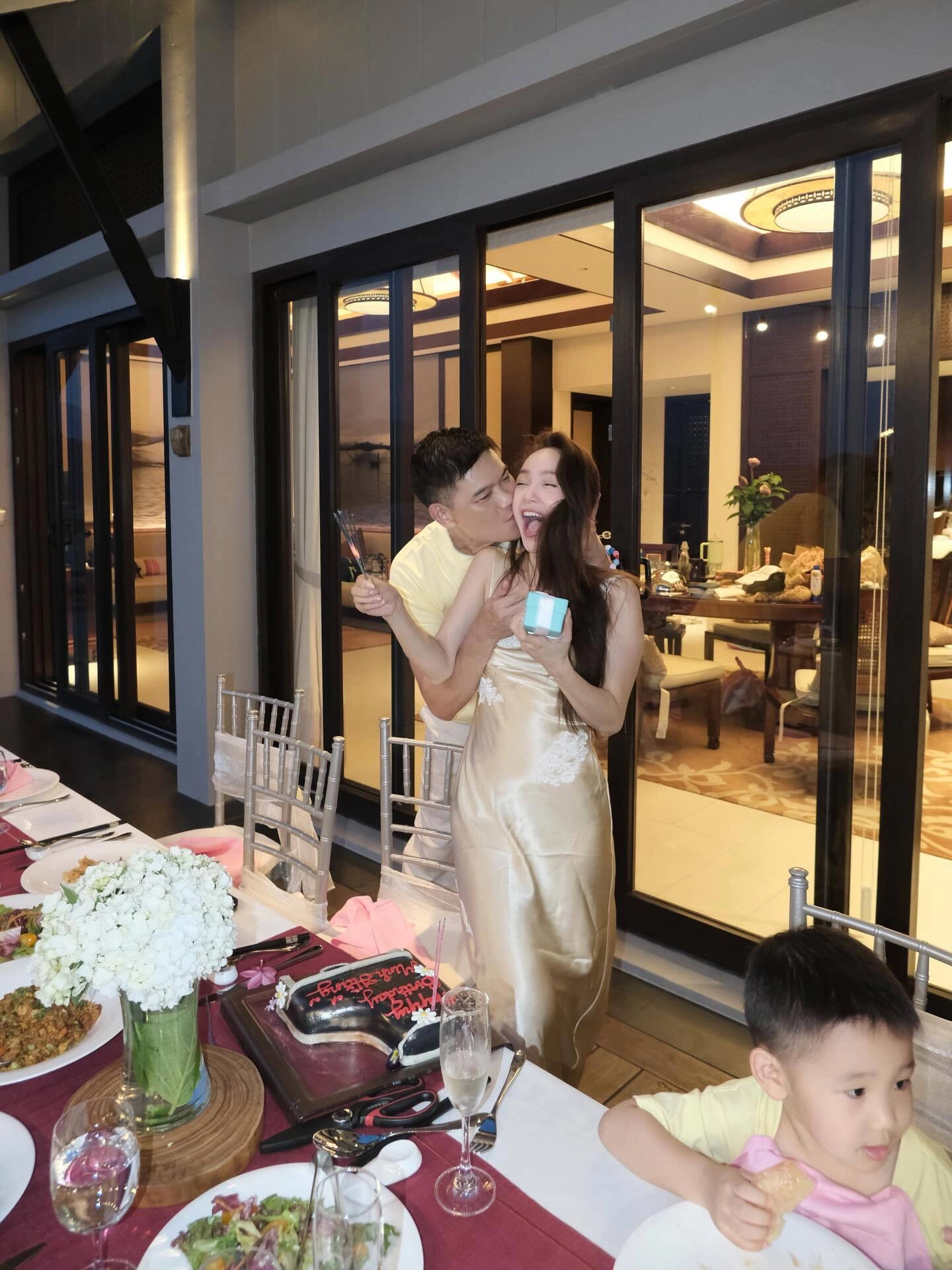 Nhan sắc n&oacute;ng bỏng của nữ nghệ sĩ sinh con trai cho đại gia dệt may- Ảnh 6.