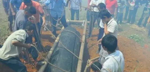 Ra mộ gọi t&ecirc;n chồng lần cuối, người vợ chết lặng khi nghe tiếng đ&aacute;p lại từ dưới l&ograve;ng đất- Ảnh 2.