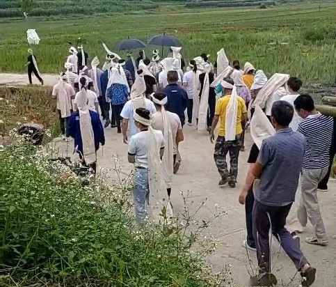 Ra mộ gọi t&ecirc;n chồng lần cuối, người vợ chết lặng khi nghe tiếng đ&aacute;p lại từ dưới l&ograve;ng đất- Ảnh 1.