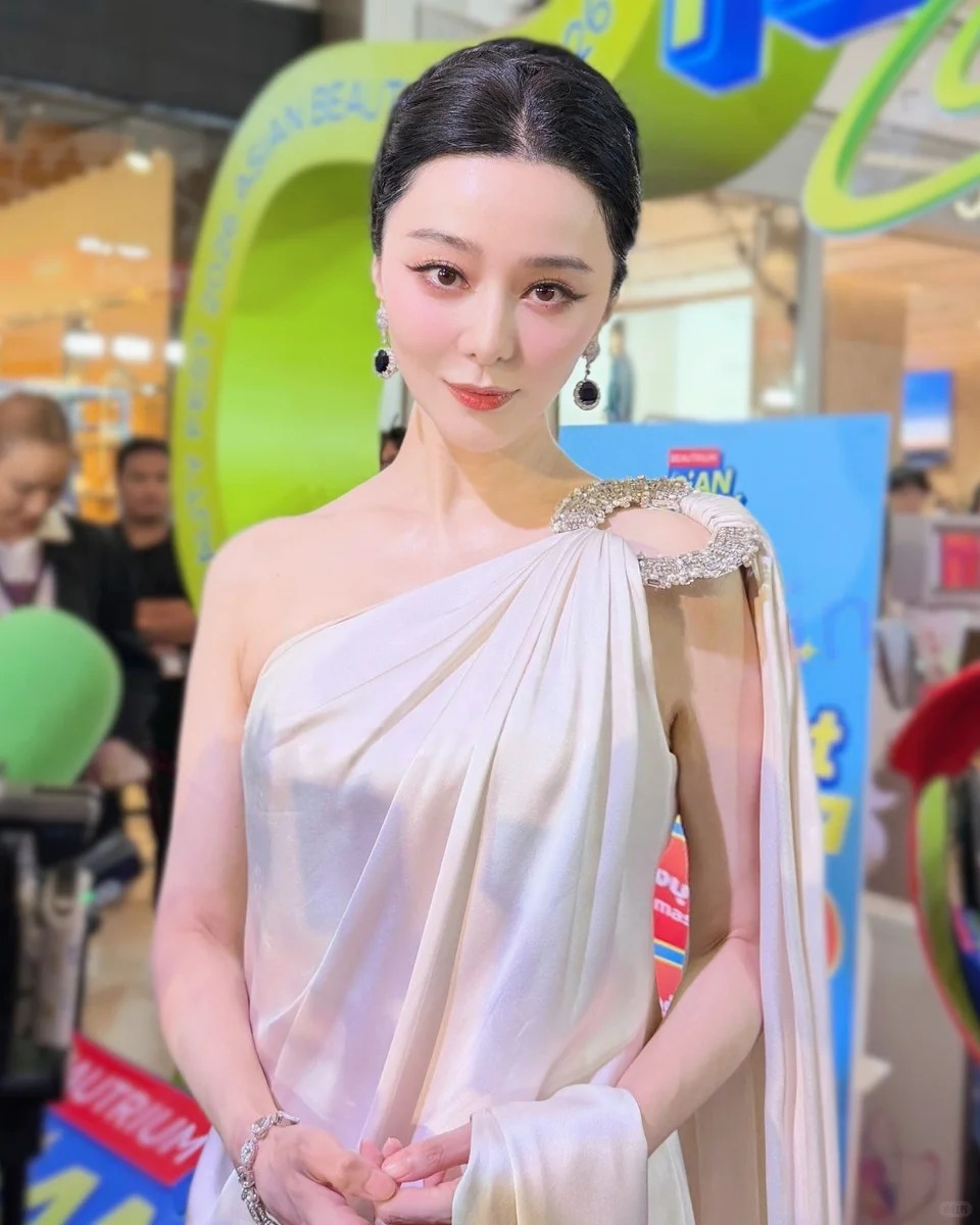 Phạm Băng Băng sang Th&aacute;i Lan b&aacute;n mặt nạ ở hội chợ, visual cam thường zoom đến đ&acirc;u hết hồn đến đ&oacute;- Ảnh 8.