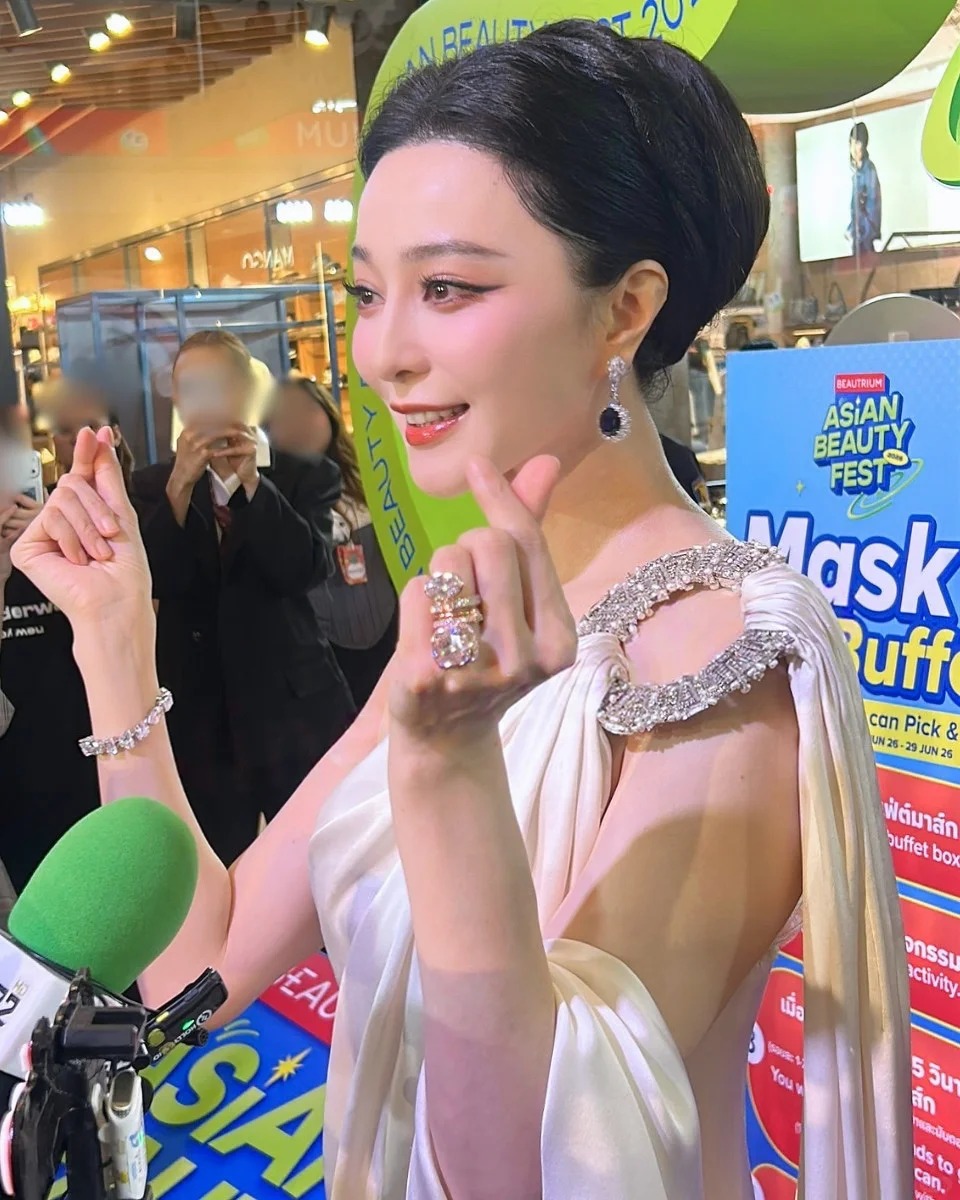 Phạm Băng Băng sang Th&aacute;i Lan b&aacute;n mặt nạ ở hội chợ, visual cam thường zoom đến đ&acirc;u hết hồn đến đ&oacute;- Ảnh 9.