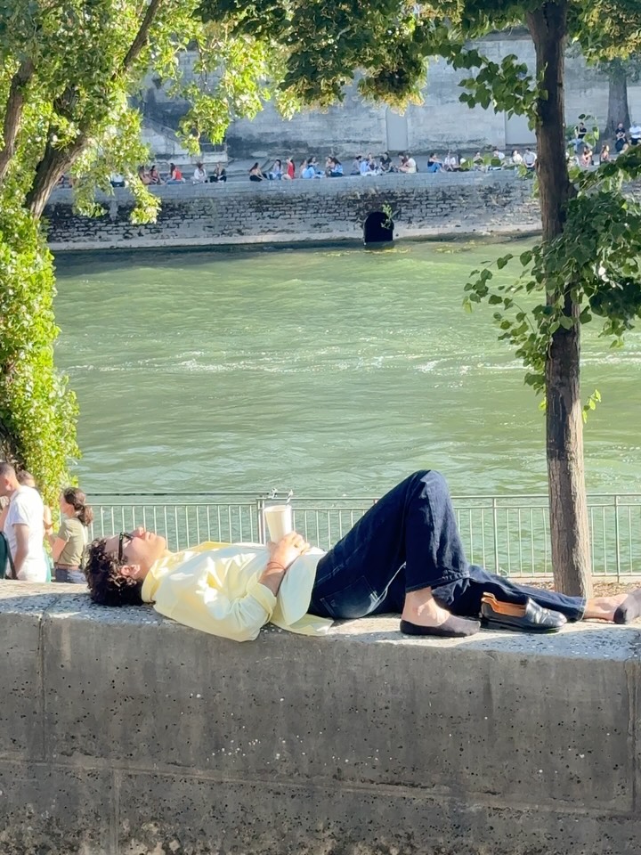 Paris h&oacute;a th&agrave;nh biển, London ph&aacute;t cảnh b&aacute;o khẩn cấp ng&agrave;y cả Ch&acirc;u &Acirc;u biến th&agrave;nh "chảo lửa"- Ảnh 1.