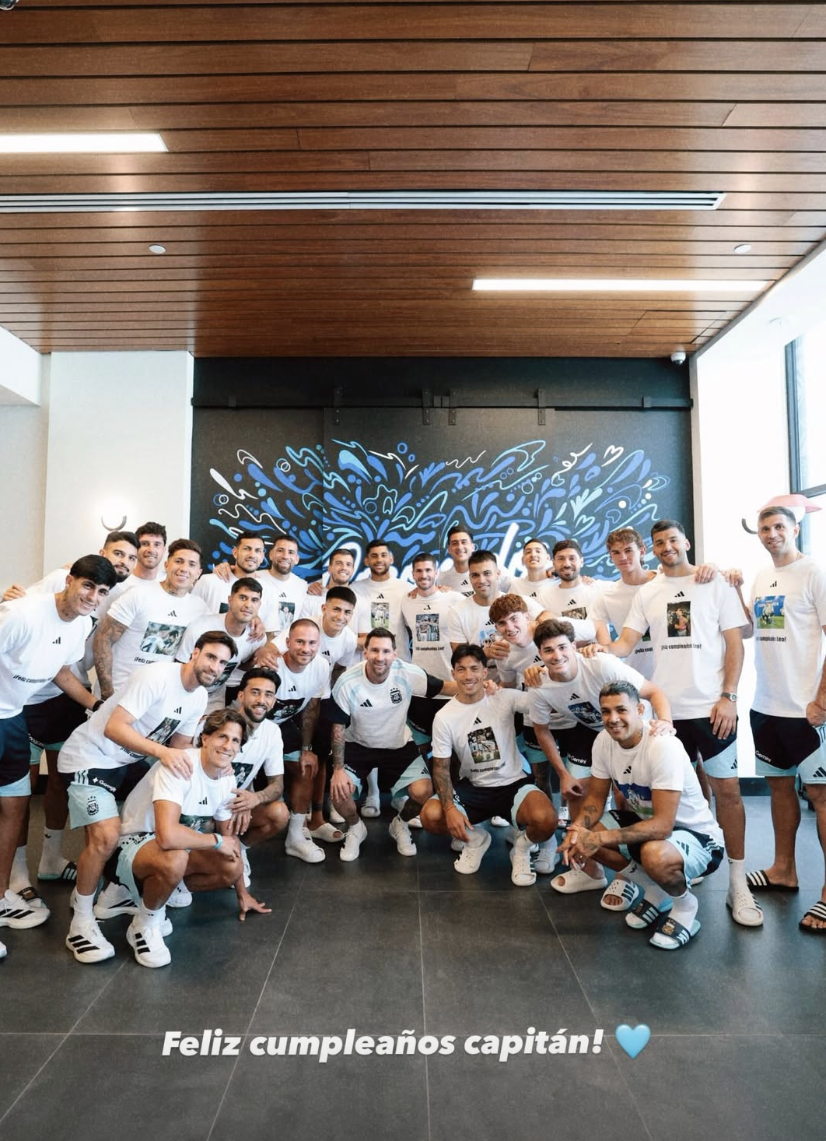 Messi bất ngờ bị "đ&aacute;nh &uacute;p"- Ảnh 2.