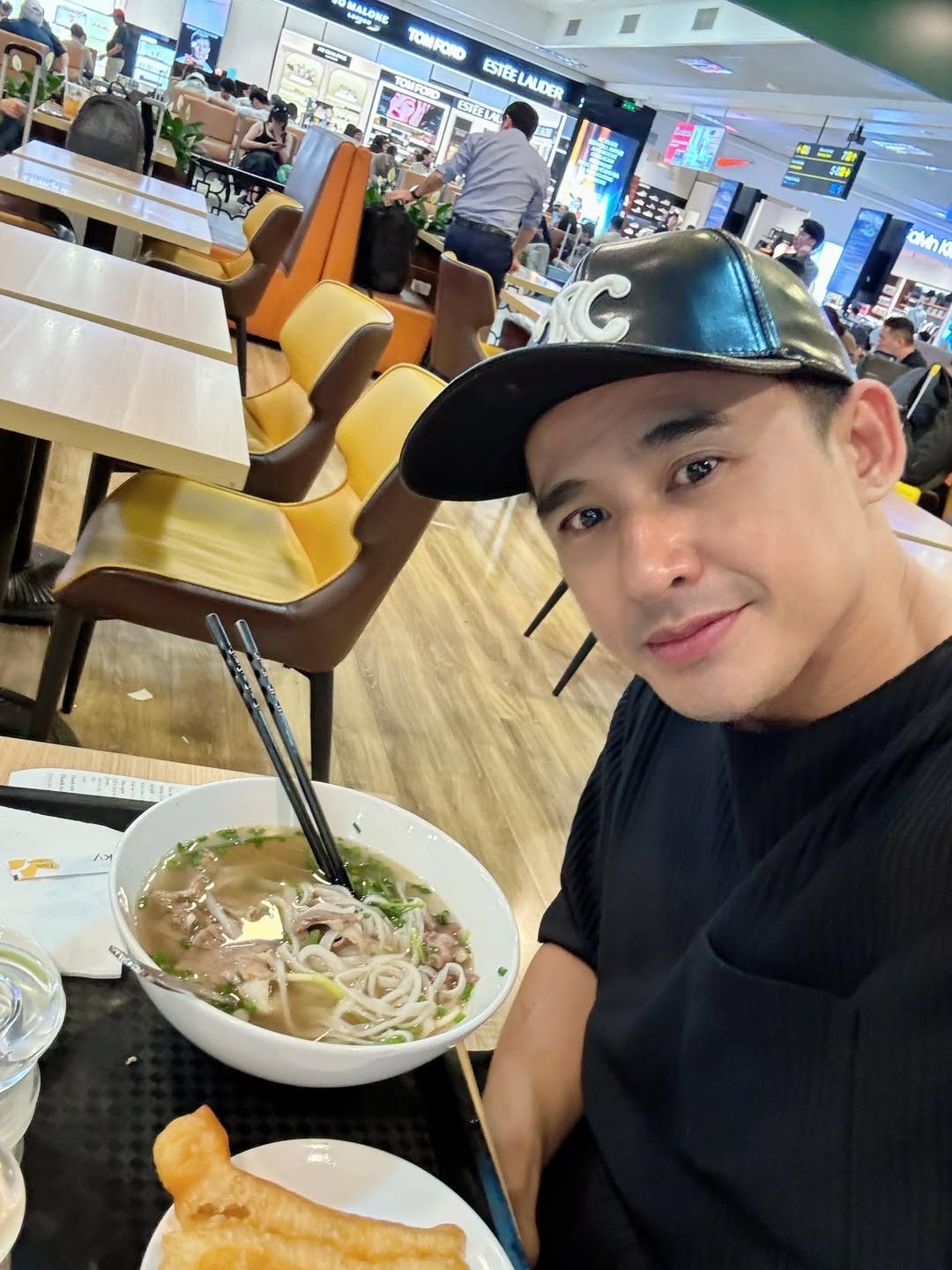 Cạo trọc đầu c&ograve;n đẹp hơn khi c&oacute; t&oacute;c, cả Việt Nam c&oacute; đ&uacute;ng 1 người: Xuất hiện 3 gi&acirc;y m&agrave; chao đảo c&otilde;i mạng- Ảnh 10.