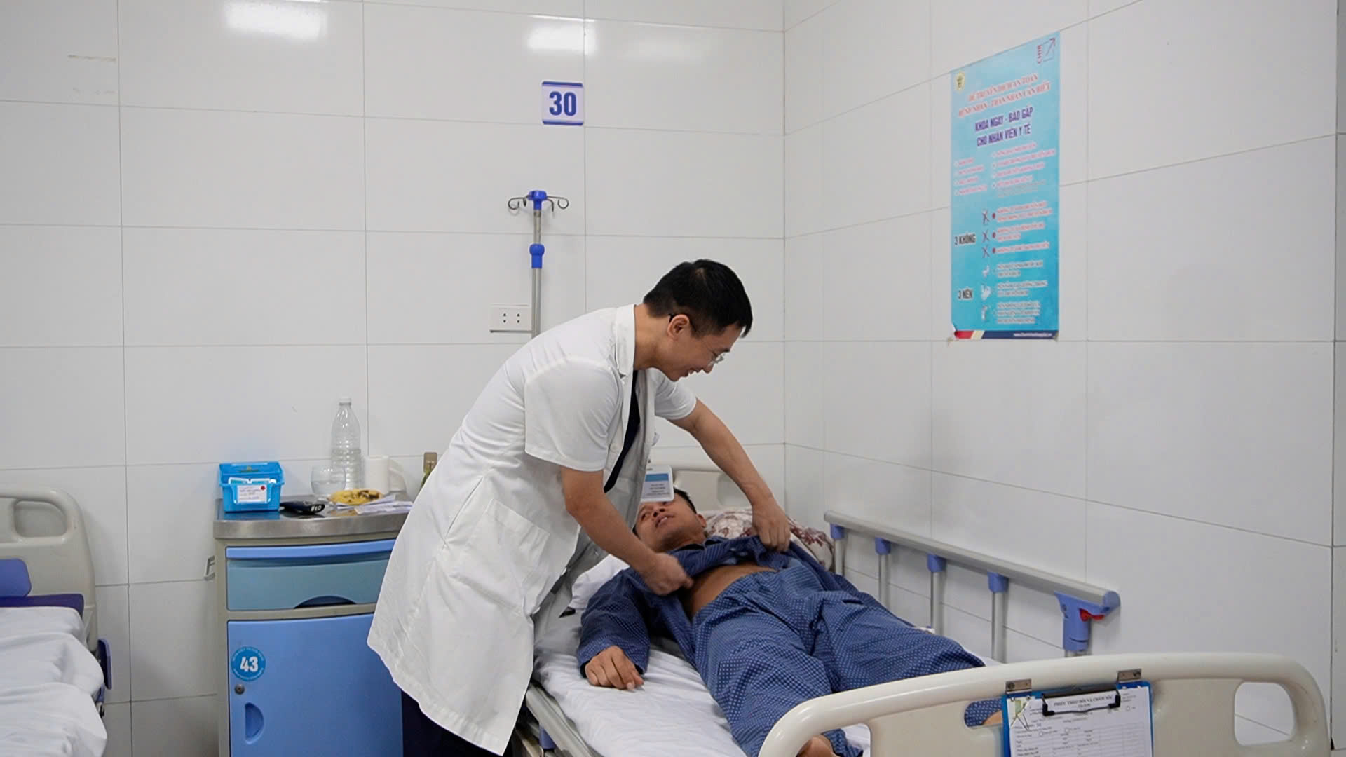Tập động t&aacute;c gập bụng, người đ&agrave;n &ocirc;ng su&yacute;t mất một đoạn ruột- Ảnh 1.