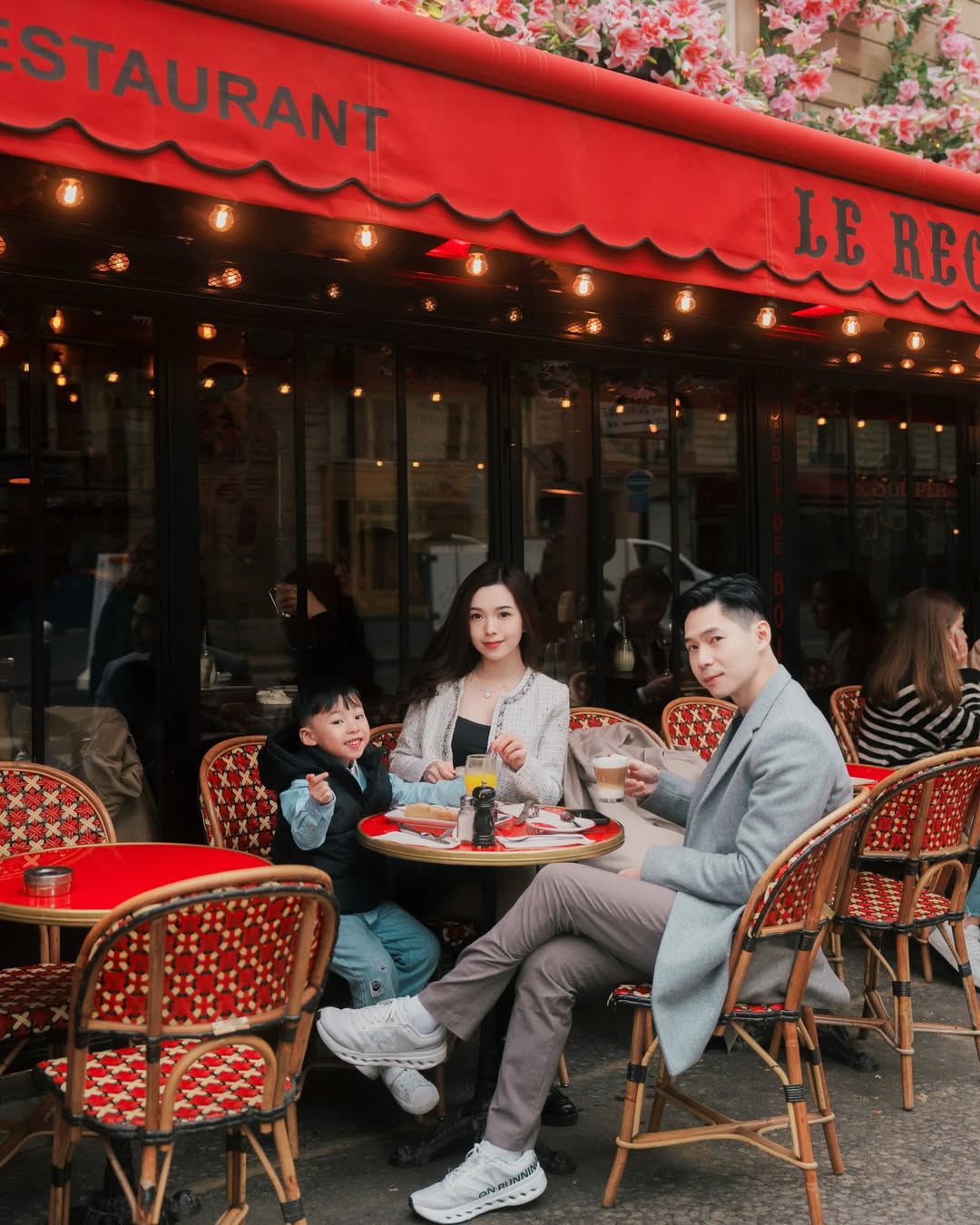Tiếp vi&ecirc;n h&agrave;ng kh&ocirc;ng bị chụp l&eacute;n 2 tấm ảnh th&agrave;nh hiện tượng mạng: Lấy chồng b&aacute;c sĩ, giờ sống &ldquo;đẹp mặt&rdquo;!- Ảnh 8.