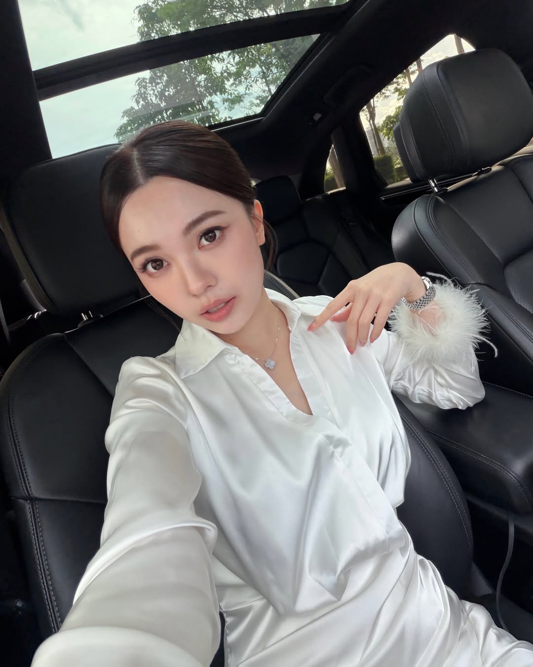 Tiếp vi&ecirc;n h&agrave;ng kh&ocirc;ng bị chụp l&eacute;n 2 tấm ảnh th&agrave;nh hiện tượng mạng: Lấy chồng b&aacute;c sĩ, giờ sống &ldquo;đẹp mặt&rdquo;!- Ảnh 11.