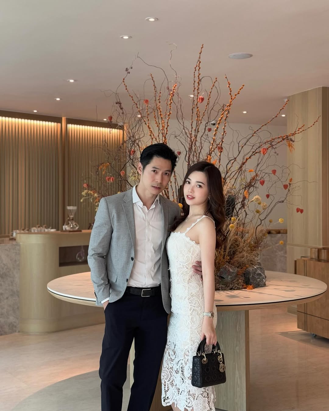 Tiếp vi&ecirc;n h&agrave;ng kh&ocirc;ng bị chụp l&eacute;n 2 tấm ảnh th&agrave;nh hiện tượng mạng: Lấy chồng b&aacute;c sĩ, giờ sống &ldquo;đẹp mặt&rdquo;!- Ảnh 7.