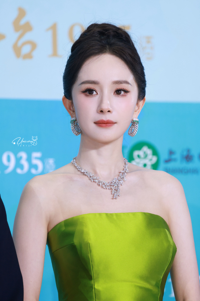 Thảm đỏ hot nhất h&ocirc;m nay: Dương Mịch - Dương Tử đọ sắc g&acirc;y cấn, Ti&ecirc;u Chiến xuống cấp trầm trọng khiến cả MXH ph&aacute;t hoảng- Ảnh 1.