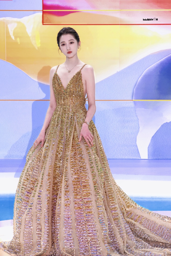 Thảm đỏ hot nhất h&ocirc;m nay: Dương Mịch - Dương Tử đọ sắc g&acirc;y cấn, Ti&ecirc;u Chiến xuống cấp trầm trọng khiến cả MXH ph&aacute;t hoảng- Ảnh 7.